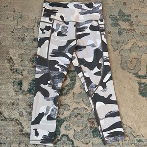 Zyia camo capri leggings - size Medium